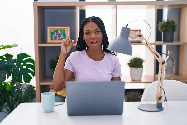 Африканская Американка Косичками Использующая Дома Ноутбук Указывает Пальцем Успешную Идею — стоковое фото