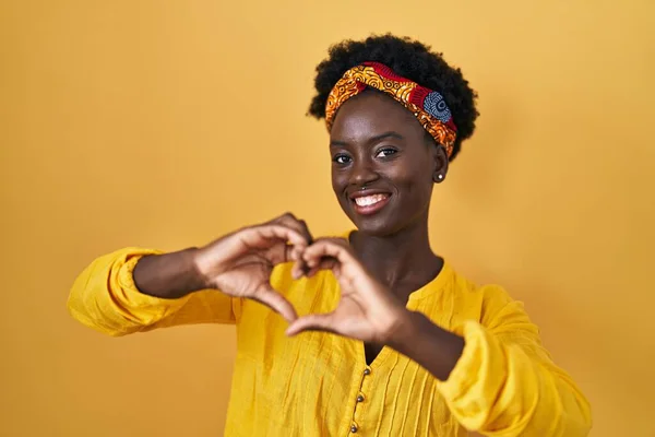 Jovem Africano Vestindo Turbante Africano Sorrindo Amor Fazendo Forma Símbolo — Fotografia de Stock