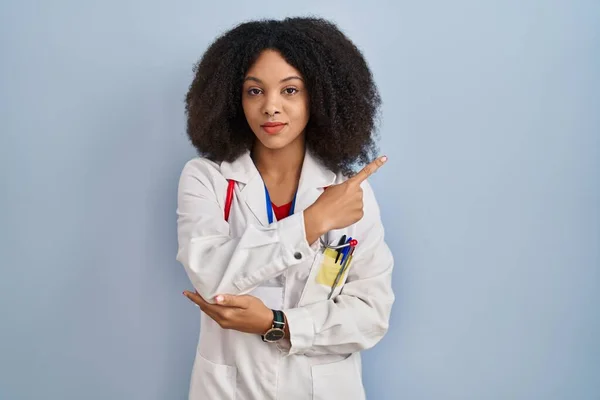Jeune Femme Afro Américaine Portant Uniforme Médecin Stéthoscope Pointant Avec — Photo