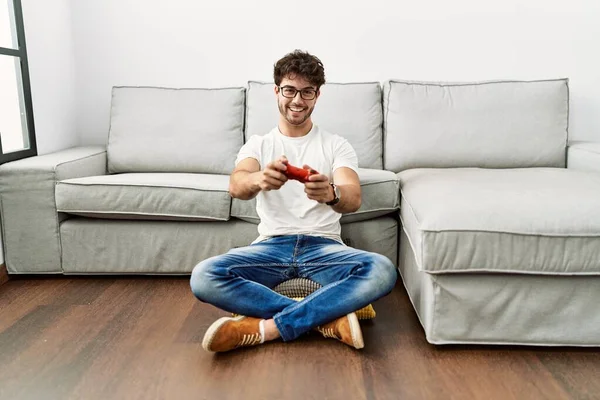 Young Hispanic Man Smiling Confident Playing Video Game Home — ストック写真