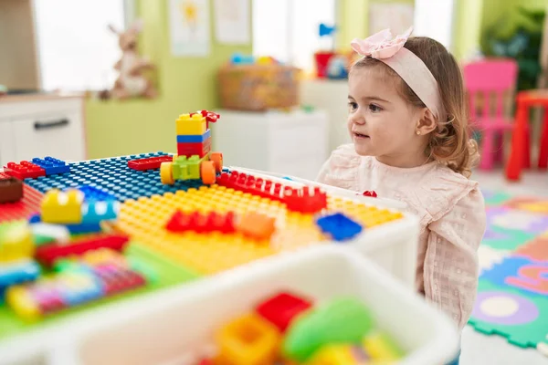 Liebenswertes Blondes Kleinkind Spielt Kindergarten Mit Bauklötzen Tisch — Stockfoto