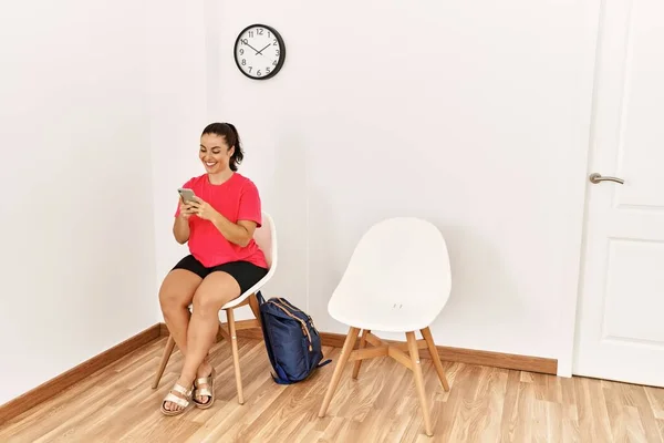 Ung Vacker Latinamerikansk Kvinna Med Smartphone Sitter Stol Väntrummet — Stockfoto