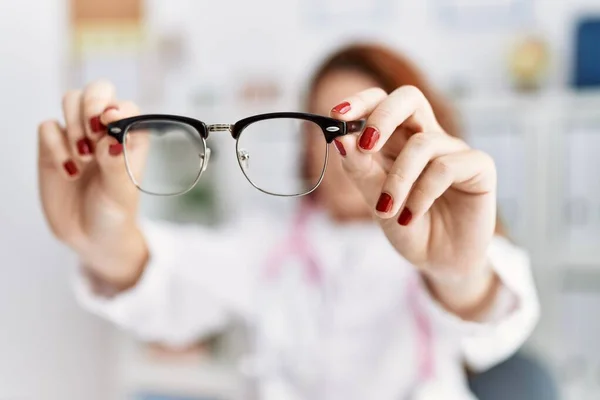 Ung Rödhårig Kvinna Bär Läkare Uniform Hålla Glasögon Sjukhuset — Stockfoto