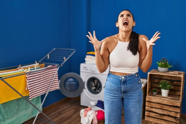 Young Hispanic Woman Laundry Room Crazy Mad Shouting Yelling Aggressive — Foto Stock