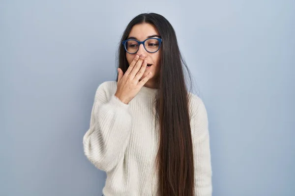 Giovane Donna Ispanica Indossa Maglione Casual Sfondo Blu Annoiato Sbadigliando — Foto Stock