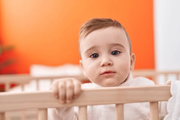 Liebenswertes Kaukasisches Baby Steht Mit Entspanntem Gesichtsausdruck Auf Der Wiege — Stockfoto