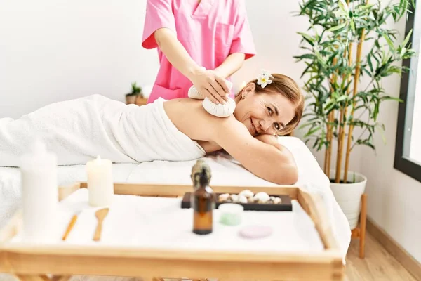 Mulher Caucasiana Meia Idade Com Massagem Nas Costas Usando Sacos — Fotografia de Stock