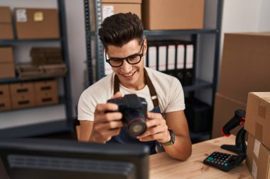 Ofiste profesyonel kamera kullanan Latin asıllı genç bir iş adamı.