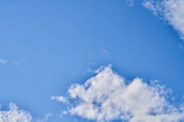 Güneşli bir günde bulutlu güzel mavi gökyüzü