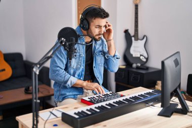 Genç İspanyol besteci müzik stüdyosunda beste yapıyor.