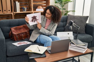 Genç Afrikalı Amerikalı kadın psikolog telekonksiyon yaptırıyor. Psikoloji merkezinde hata testi yapıyor.