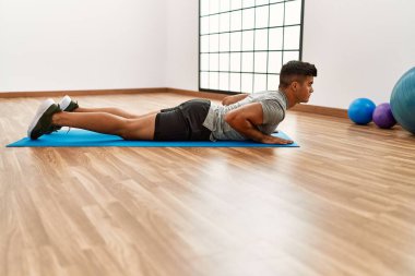 Genç İspanyol adam spor merkezinde geriniyor.