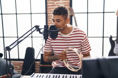 Afrikalı Amerikalı müzisyen müzik stüdyosunda tef çalıyor.