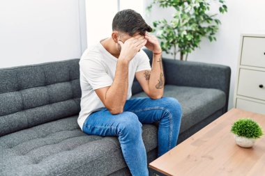 Yakışıklı İspanyol adam psikoloji konsültasyonunda depresyonda.