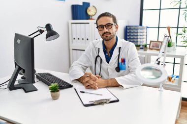 Hastane kliniğinde doktor olarak çalışan yakışıklı İspanyol.