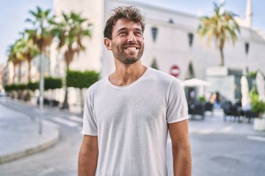 Sokakta yürürken kendine güvenen İspanyol bir adam.