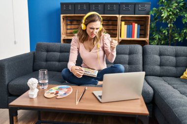 Genç, güzel bir kadın resim yapmaya çalışıyor. İnternetten öğretmenlere bakıyor. Öfkeyle bağırıyor, öfkeyle bağırıyor, öfkeyle bağırıyor ve el kaldırıyor. 