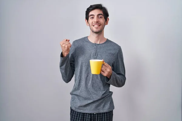 Młody Hiszpan Piżamie Pijący Kawę Bardzo Szczęśliwy Podekscytowany Wykonujący Gest — Zdjęcie stockowe