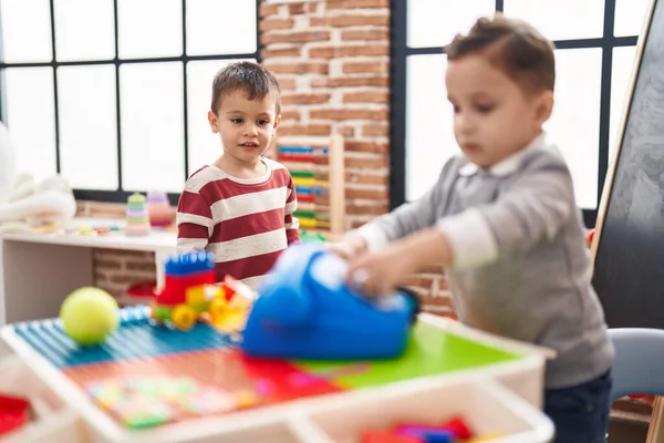 Zwei Kinder Spielen Mit Telefonspielzeug Auf Tisch Kindergarten — Stockfoto