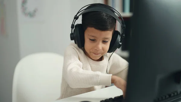Adorable Hispanic Boy Student Using Computer Sitting Table Classroom — Fotografia de Stock