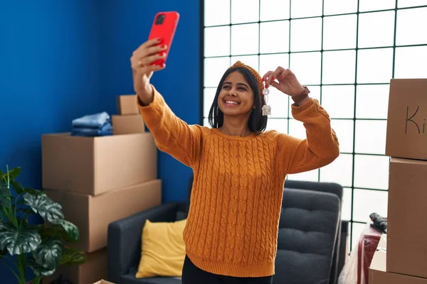 Młoda Latynoska Kobieta Zrobić Selfie Przez Smartfona Gospodarstwa Klucz Nowego — Zdjęcie stockowe