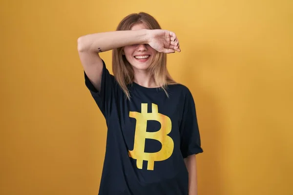 Blonde Caucasian Woman Wearing Bitcoin Shirt Smiling Cheerful Playing Peek — Foto Stock