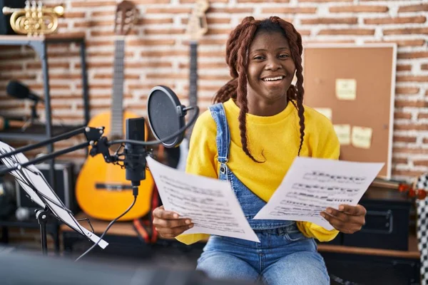 African American Woman Musician Smiling Confident Singing Song Music Studio — ストック写真