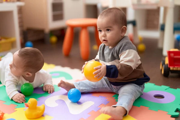 Два Очаровательных Малыша Играют Мячами Сидя Полу Детском Саду — стоковое фото