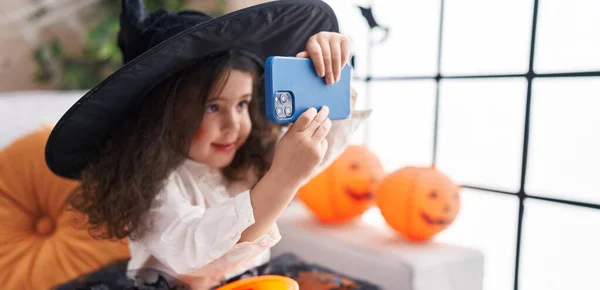 Cadılar Bayramı Kostümü Giyen Sevimli Spanyol Kız Evde Akıllı Telefonlardan — Stok fotoğraf