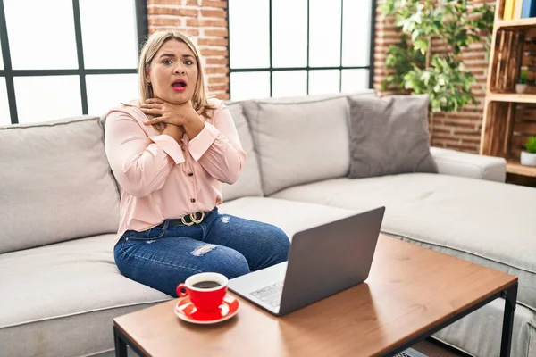 Young Hispanic Woman Using Laptop Sitting Sofa Home Shouting Suffocate — Stock Photo, Image