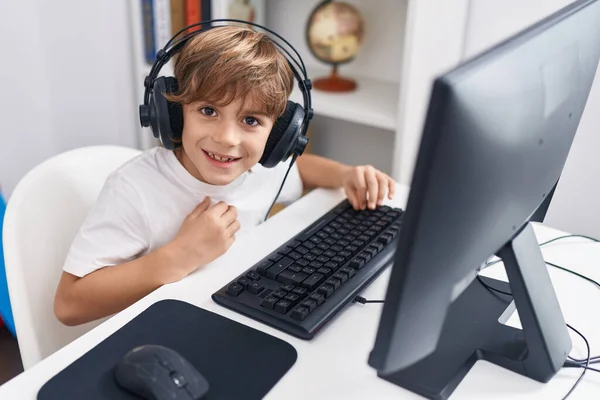 Αξιολάτρευτο Καυκάσιο Αγόρι Φοιτητής Χρησιμοποιώντας Υπολογιστή Κάθεται Στο Τραπέζι Στην — Φωτογραφία Αρχείου