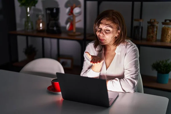 Latynoska Kobieta Średnim Wieku Używająca Laptopa Domu Nocy Patrząc Kamerę — Zdjęcie stockowe