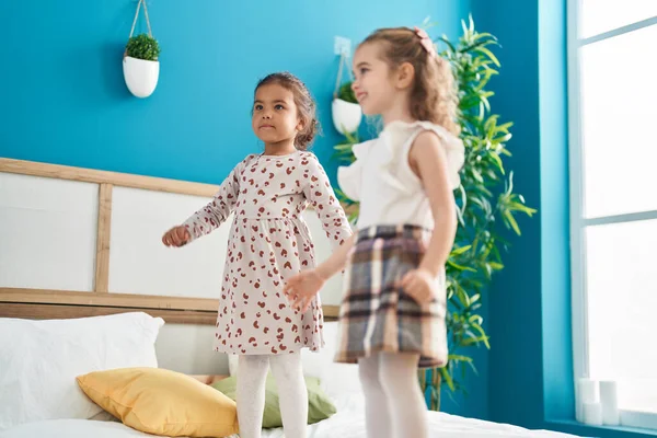 Twee Kinderen Glimlachend Zelfverzekerd Bed Slaapkamer — Stockfoto