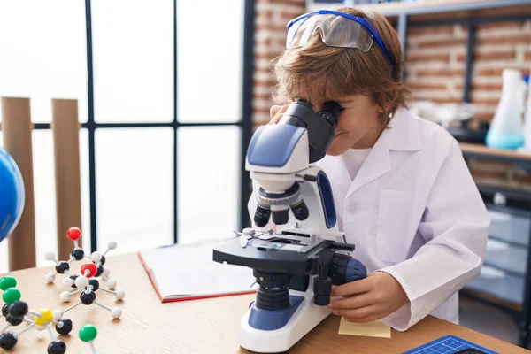 Roztomilý Kavkazský Chlapec Student Pomocí Mikroskopu Třídě — Stock fotografie