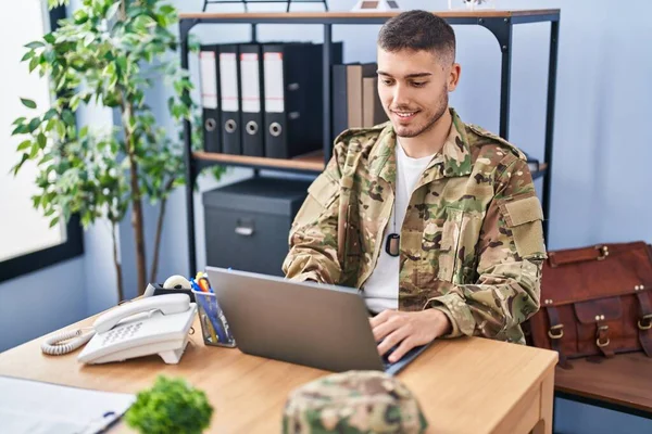 Young Hispanic Man Army Soldier Using Laptop Sitting Table Office — Stock Photo, Image