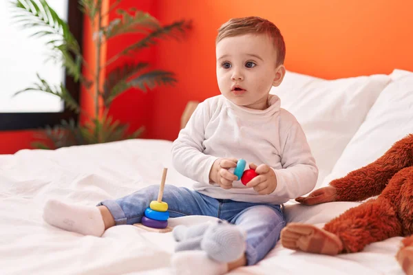 Adorable Bebé Caucásico Jugando Con Juguetes Sentados Cama Dormitorio —  Fotos de Stock