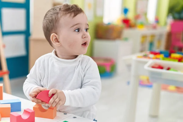Sevimli Beyaz Bebek Anaokulunda Duran Inşaat Bloklarıyla Oynuyor — Stok fotoğraf