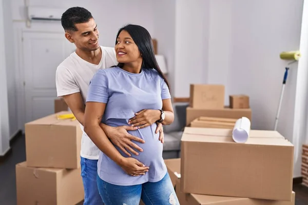 Junges Lateinisches Paar Erwartet Baby Und Umarmt Sich Neuen Zuhause — Stockfoto