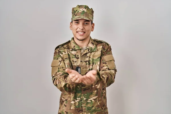 Mladý Arabský Muž Maskáčové Armádní Uniformě Usmívá Dlaněmi Přijímá Nebo — Stock fotografie