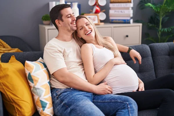 Paar Erwartet Baby Und Umarmt Sich Hause — Stockfoto