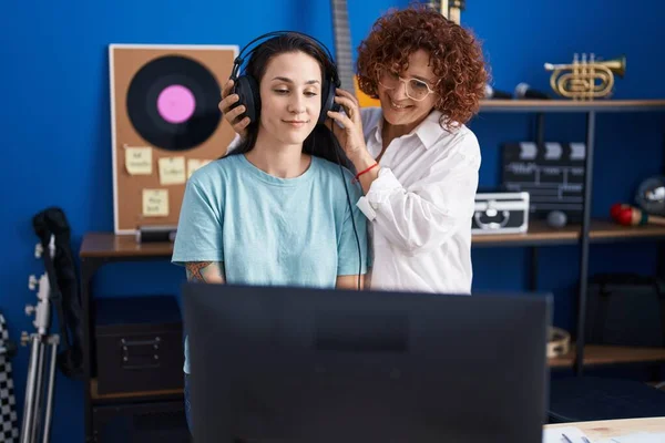 Dvě Ženy Hudebnice Poslouchající Hudbu Hudebním Studiu — Stock fotografie