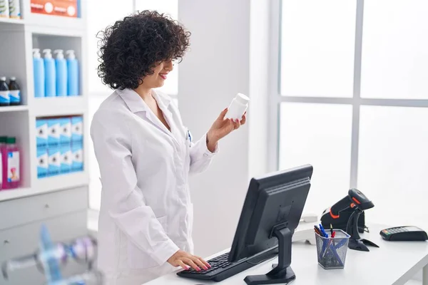 Young Middle East Woman Pharmacist Using Computer Holding Pills Pharmacy — Fotografia de Stock