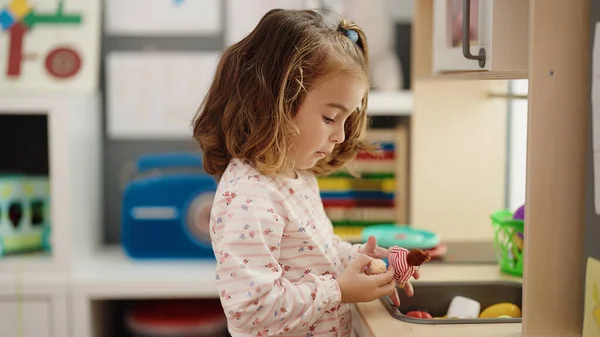 Sevimli Spanyol Kız Oyuncak Bebekle Oynuyor Anaokulunda Mutfakta Oynuyor — Stok fotoğraf