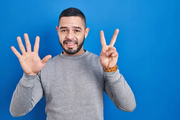 Hispanic Man Standing Blue Background Showing Pointing Fingers Number Seven — Stock Photo, Image
