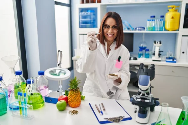 Young Beautiful Hispanic Woman Scientist Holding Coffee Beans Tweezers Laboratory — Stockfoto