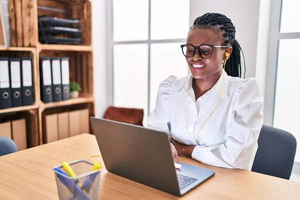 African American Woman Business Worker Using Laptop Earphones Office — Stock fotografie