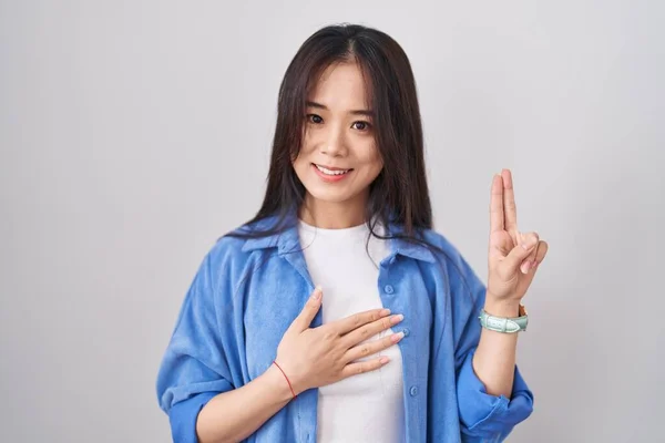 Young Chinese Woman Standing White Background Smiling Swearing Hand Chest —  Fotos de Stock