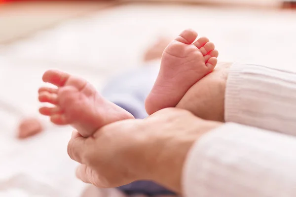 Anne Oğlu Yatak Odasında Ayaklarını Tutarak Yatıyorlar — Stok fotoğraf