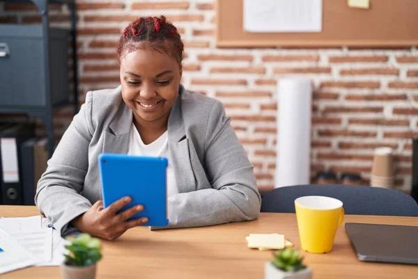 Trabajadora Negocios Afroamericana Usando Touchpad Trabajando Oficina —  Fotos de Stock
