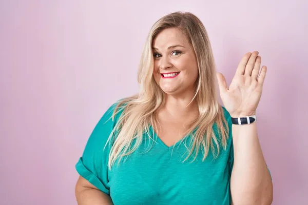 Caucasian Size Woman Standing Pink Background Waiving Saying Hello Happy — Foto de Stock